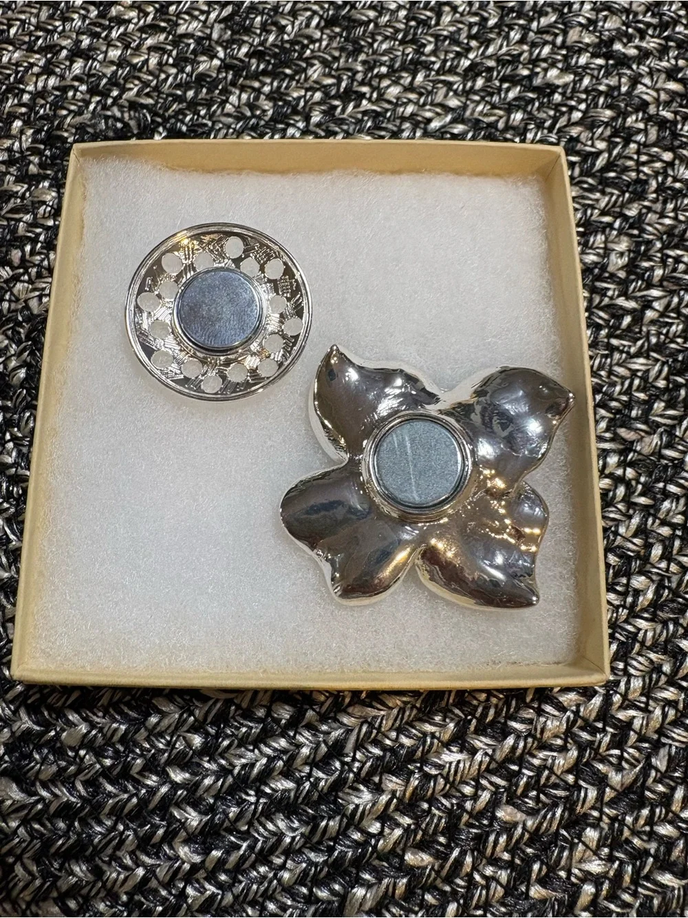 Magnetic Fastener Black Flower Pin Brooch - Unbranded